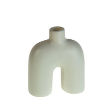 Lade das Bild in den Galerie-Viewer, Kerzenhalter aus weißem Porzellan in Bogen-Form mit Hlaterung für eine Stabkerze.