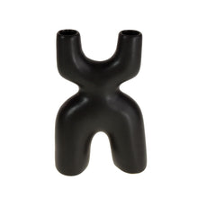 Lade das Bild in den Galerie-Viewer, Kerzenhalter aus schwarzem Porzellan in organischer X-Form mit Patz für 2 Stabkerzen.