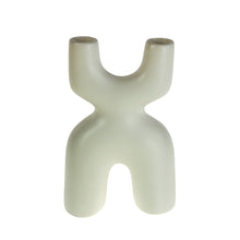 Lade das Bild in den Galerie-Viewer, Kerzenhalter aus weißem Porzellan in organischer X-Form mit Platz für 2 Stabkerzen.