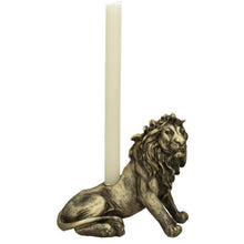 Lade das Bild in den Galerie-Viewer, Abbildung des goldenen Kerzenständers im Dschungelcamp-Look in Löwenform mit Stabkerze.