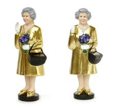 Lade das Bild in den Galerie-Viewer, Winkende Solar-Figur der verstorbenen Queen Elizabeth von England. Sie trägt ein goldenes Mantelkleid und einen Strauß lilaner Blumen.