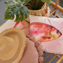 Lade das Bild in den Galerie-Viewer, 2er-Set Kissen "Pink Fish", 45 x 45 cm