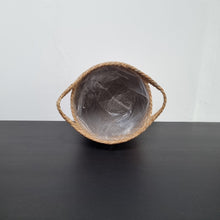 Lade das Bild in den Galerie-Viewer, Detailaufnahme vom Inneren des Flechtkorbs aus Seegras, der mit einer transparenten Folie ausgekleidet ist. Das macht ihn ideal zur Verwendung als Übertopf oder Pflanztopf.