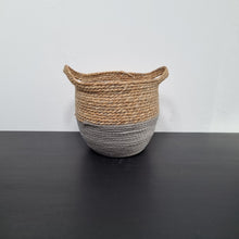 Lade das Bild in den Galerie-Viewer, Flechtkorb aus Seegras mit 2 Henkeln. Die untere Hälfte ist grau abgesetzt, die obere naturfarben.