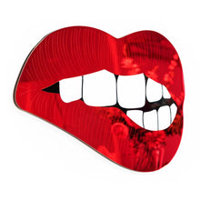 Lade das Bild in den Galerie-Viewer, Wandobjekt von La Miseto in Form eines Munds. Der Mund beisst sich auf die Lippen aus rot verspiegeltem Acryl.