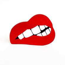 Lade das Bild in den Galerie-Viewer, Wanddeko von La Miséto in Form eines roten Mund mti weißen Zähnen, die auf die Lippe beissen. Die Lippen sind verspiegelt.