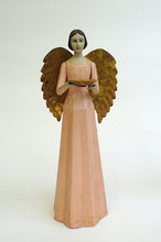 Lade das Bild in den Galerie-Viewer, Meander Kerzenhalter "Engel" 37 cm, rosa