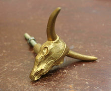 Lade das Bild in den Galerie-Viewer, Möbelknopf Stierkopf, gold