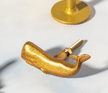 Lade das Bild in den Galerie-Viewer, Möbelknopf Wal, gold