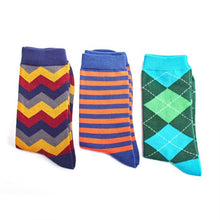Lade das Bild in den Galerie-Viewer, Mr. Heron Geschenkbox mit 3 Paar Herren-Socken. Rauten, Streifen und Zick-Zack-Muster in auffällig bunten Farben.