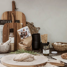 Lade das Bild in den Galerie-Viewer, 2er-Set Körbe aus geflochtenem Seegras von Nicolas Vahé. Die flachen Aufbewahrungskörbe sind ideal für Brot oder Obst.