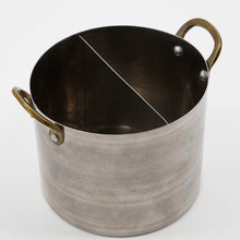 Lade das Bild in den Galerie-Viewer, Besteck-Korb "Presentation" von Nicolas Vahé aus silbernem Edelstahl mit Messinghenkeln. Das Utensilo ist rund mit einer Trennwand in der Mitte.