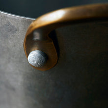 Lade das Bild in den Galerie-Viewer, Detailaufnahme der Messing-Henkel vom Eimer "Presentation" von Nicolas Vahé.