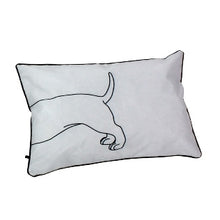 Lade das Bild in den Galerie-Viewer, Outdoorkissen von Werner Voß in weiss mit schwarzem Dackelmotiv. Abbildung der Rückseite mit dem hinteren Teil des Dackelkörpers.