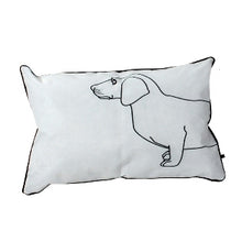 Lade das Bild in den Galerie-Viewer, Outdoorkissen von Werner Voß in weiss mit schwarzem Dackelmotiv. Abbildung der Vorderseite mit dem vorderen Teil des Dackelkörpers.