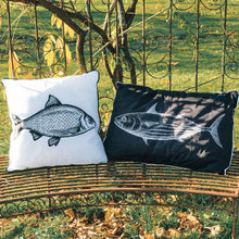 Lade das Bild in den Galerie-Viewer, Outdoor-Kissen "Fisch" schwarz, 60x40 cm