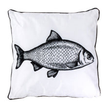 Lade das Bild in den Galerie-Viewer, Outdoor-Kissen in weiss mit schwarzem Fisch-Motiv und schwarzer Paspel.