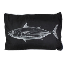 Lade das Bild in den Galerie-Viewer, schwarzes Outdoor-Kissen mit weißem Fisch-Motiv und weißer Paspel.
