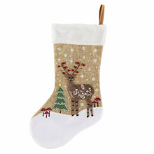 Lade das Bild in den Galerie-Viewer, Nikolaussocke von Sass & Belle aus grobem, juteartigen Material mit Teddyfellrand. Bestickt und bedruckt mit einem Rentier und einer Winterlandschaft.