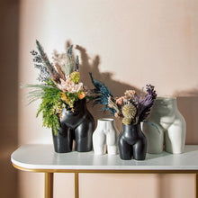 Lade das Bild in den Galerie-Viewer, Kombination von großen und kleinen Blumenvasen in weiblicher Body-Form  in schwarz und weiß