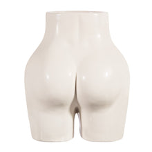 Lade das Bild in den Galerie-Viewer, Rückansicht der Body-Blumenvase aus heller Keramik von Sass & Belle