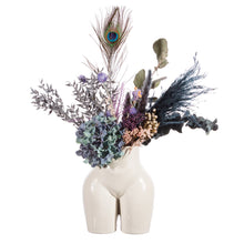 Lade das Bild in den Galerie-Viewer, Booty-Vase von Sass & Belle mit opulentem Blumenstrauß..
