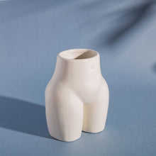 Lade das Bild in den Galerie-Viewer, Vase "Body" creme, 15 cm