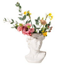 Lade das Bild in den Galerie-Viewer, Sass & Belle Vase "Ancient Greek Head" aus weißer Keramik in Form eines David-Kopfes. In der Blumenvase ist ein opulenter Blumenstrauß arrangiert.