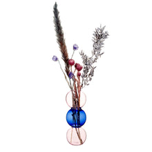 Lade das Bild in den Galerie-Viewer, Bubble-Vase von Sass & Belle aus blau/rosa Glas mit einem Strauß aus Trockenblumen.