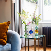 Lade das Bild in den Galerie-Viewer, Ambiente-Bild mit 3 Bubble-Vasen von Sass & Belle, arrangiert mit frischen Blumen auf einem Beistelltisch.