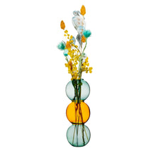 Lade das Bild in den Galerie-Viewer, Bubble-Vase von Sass & Belle aus gelb/türkisem Glas mit einem Strauß aus Trockenblumen.