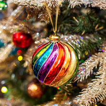 Lade das Bild in den Galerie-Viewer, Weihnachtskugel mit spiralförmiger Regenbogen-Bemalung in einem Tannenbaum hängend.