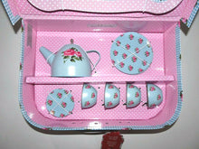 Lade das Bild in den Galerie-Viewer, Sass & Belle Koffer mit Teegeschirr "Blue Roses"