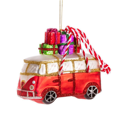 Weihnachtsanhänger in Form eines roten Campingbus mit Geschenken auf dem Dach. 