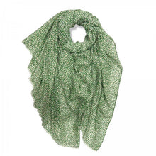 Lade das Bild in den Galerie-Viewer, Großes Halstuch in grün mit feinem Streublumenmuster.