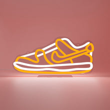Lade das Bild in den Galerie-Viewer, LED-Lampe von Sneakerled in form eines Sneakers. Die Leuchte im Neonreklame-Stil hat eine orange-weiße Beleuchtung auf einem transparenten Acryl-Hintergrund.