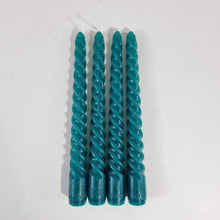 Lade das Bild in den Galerie-Viewer, 4er-set spiralkerzen in petrol-blau. die gedrehte form der stabkerzen ist modern und design-orientiert.