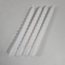 Lade das Bild in den Galerie-Viewer, 4er-set spiralkerzen in weiß. die gedrehten stabkerzen sind modern und design-orientiert.