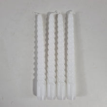 Lade das Bild in den Galerie-Viewer, 4er-set spiralkerzen in weiß. die gedrehten stabkerzen sind modern und design-orientiert.