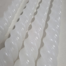 Lade das Bild in den Galerie-Viewer, 4er-Set Spiralkerzen 19 cm, weiß