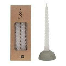 Lade das Bild in den Galerie-Viewer, 4er-set spiralkerzen in weiß. die gedrehten stabkerzen sind modern und design-orientiert.