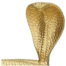 Lade das Bild in den Galerie-Viewer, Detailaufnahme des aufgestellten Kopfs der goldenen Schlange (Kobra) des Deko-Tellers.