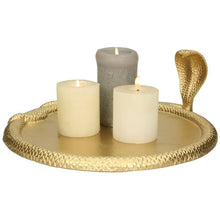 Lade das Bild in den Galerie-Viewer, Goldener Deko-Teller im Schlangendesign mit dekorativen Kerzen.