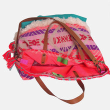 Lade das Bild in den Galerie-Viewer, taj wood & Scherer Shopper im Ibiza-Stil. Die Tasche ist aus buntem Jaquard-Stoff im Hippie-Stil mit vielen Fransen und Quasten als Details.