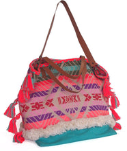 Lade das Bild in den Galerie-Viewer, taj wood & Scherer Shopper im Ibiza-Stil. Die Tasche ist aus buntem Jaquard-Stoff im Hippie-Stil mit vielen Fransen und Quasten als Details.