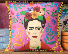 Lade das Bild in den Galerie-Viewer, Talking Tables Kissen "Frida Kahlo" 40 x 40 cm, pink/gelb