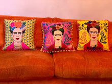 Lade das Bild in den Galerie-Viewer, Talking Tables Kissen "Frida Kahlo" 40 x 40 cm, gelb/pink