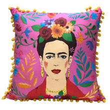 Lade das Bild in den Galerie-Viewer, Talking Tables Kissen "Frida Kahlo" 40 x 40 cm, pink/gelb