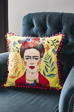 Lade das Bild in den Galerie-Viewer, Talking Tables Kissen "Frida Kahlo" 40 x 40 cm, gelb/pink