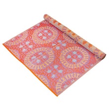 Lade das Bild in den Galerie-Viewer, Outdoor-Teppich von Talking Tables aus gewebtem Kunststoff. Orange mit Mandala-inspiriertem Muster. Modell "Boho"